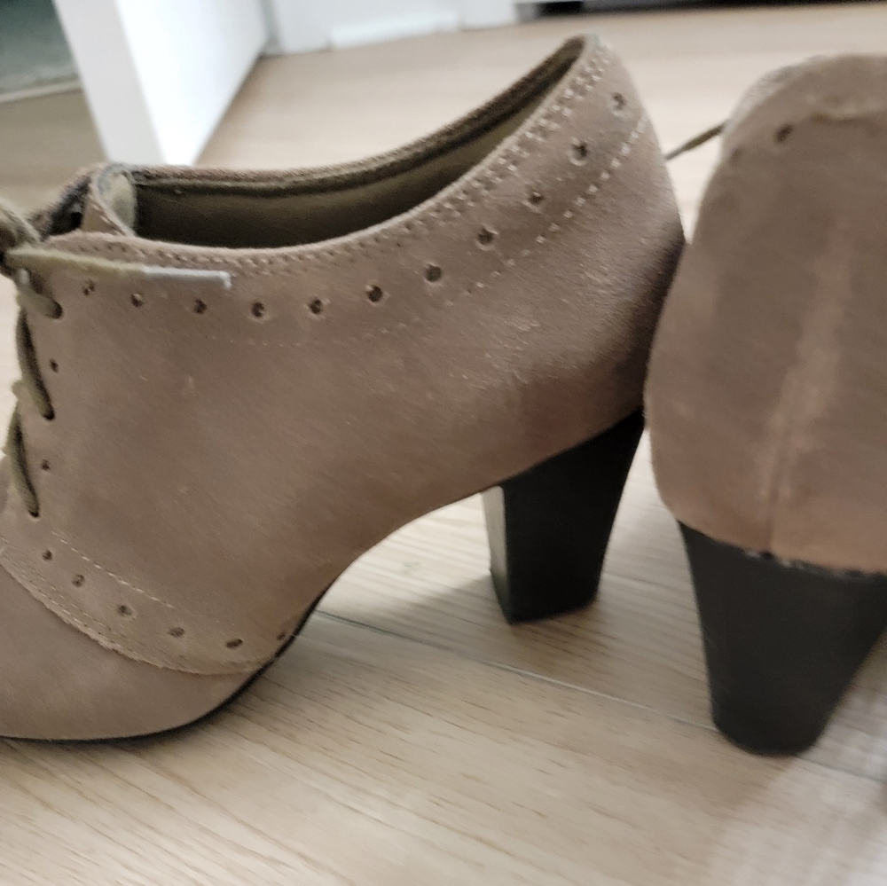 Clark's suede beige booties sz 6.5